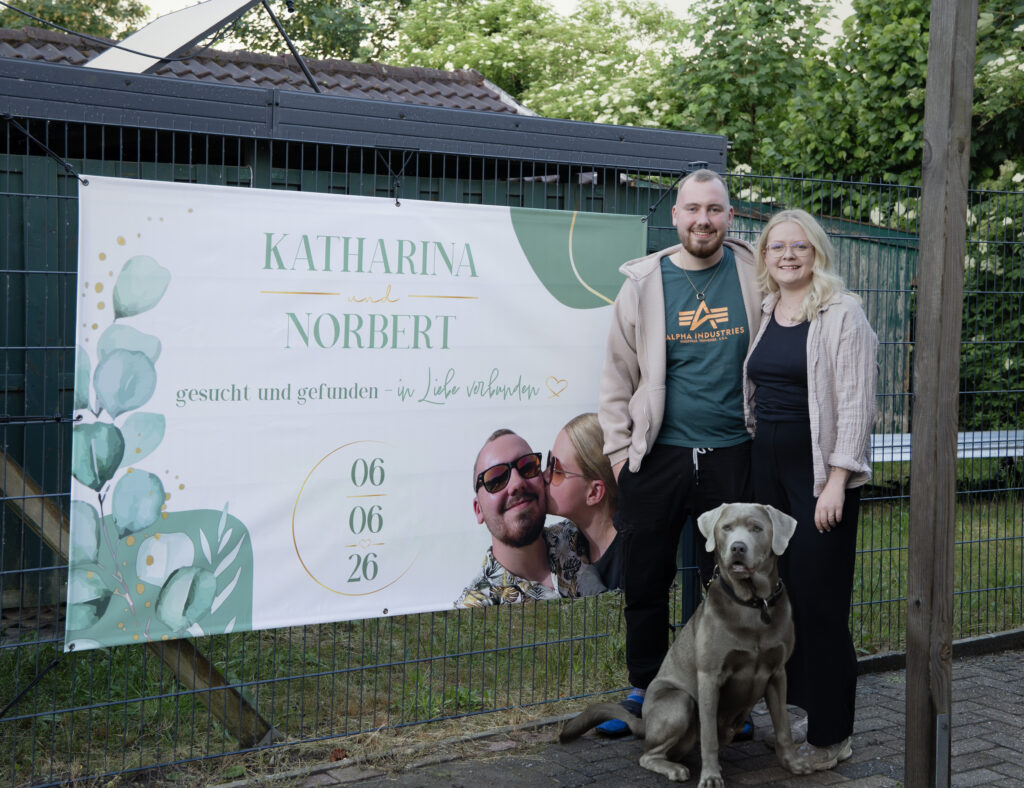 Katharina & Norbert beim Aufhängen eines Hochzeitsbanners