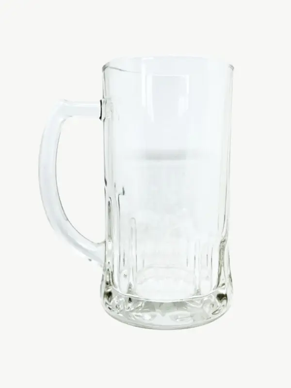 Klarer Bierkrug aus Glas mit Henkel auf hellem Hintergrund