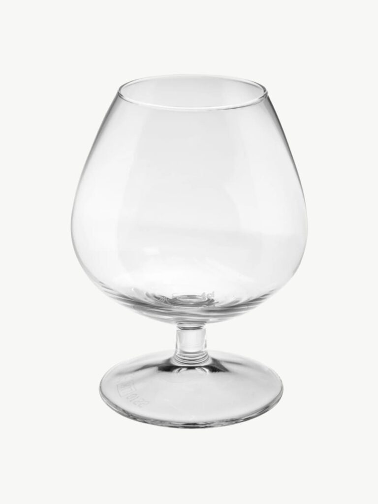 Bauchiges Cognacglas aus klarem Glas auf weißem Hintergrund