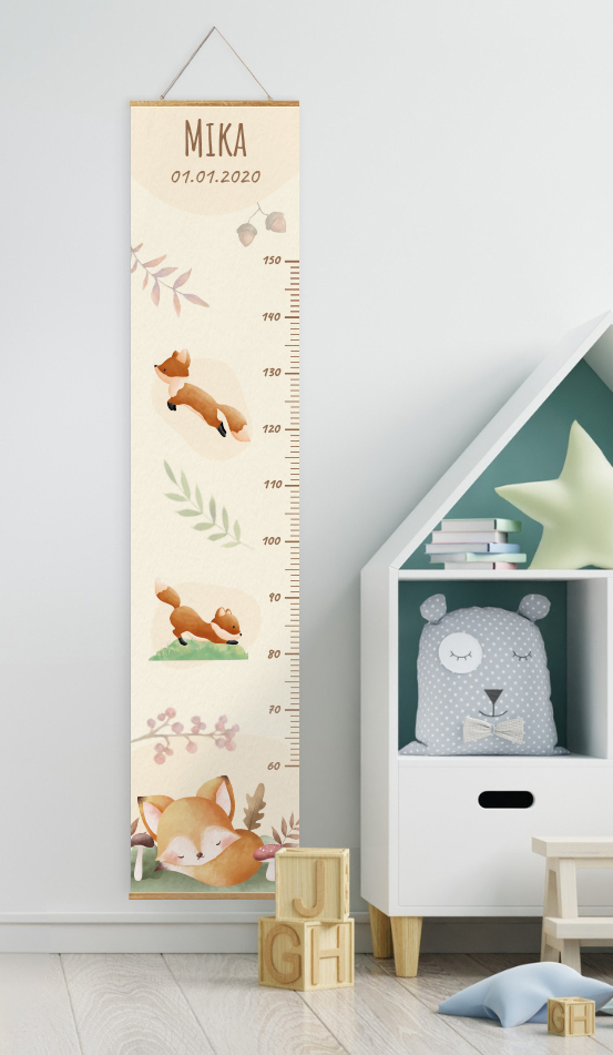 Kindermesslatte mit Fuchs-Motiv hängt im Kinderzimmer
