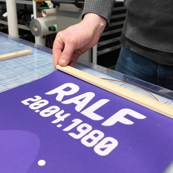 Posterleisten werden an Kindermesslatte befestigt