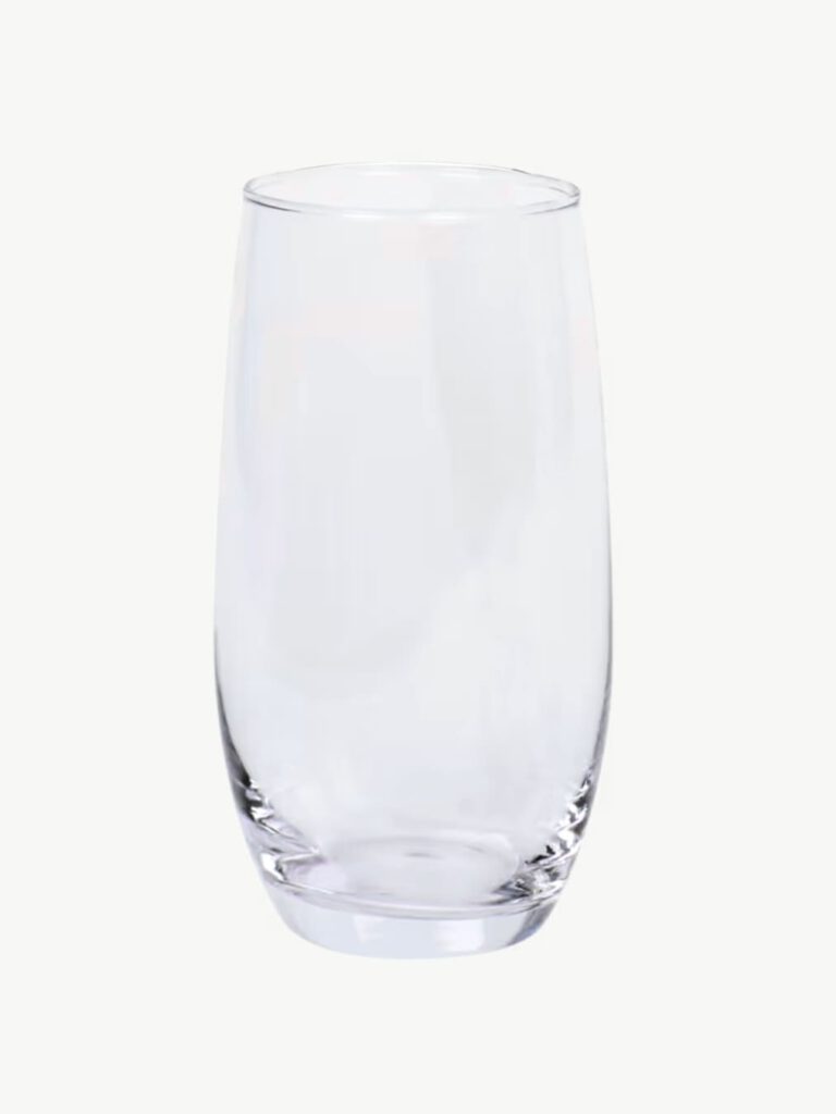 Wasserglas aus klarem Glas auf hellem Hintergrund