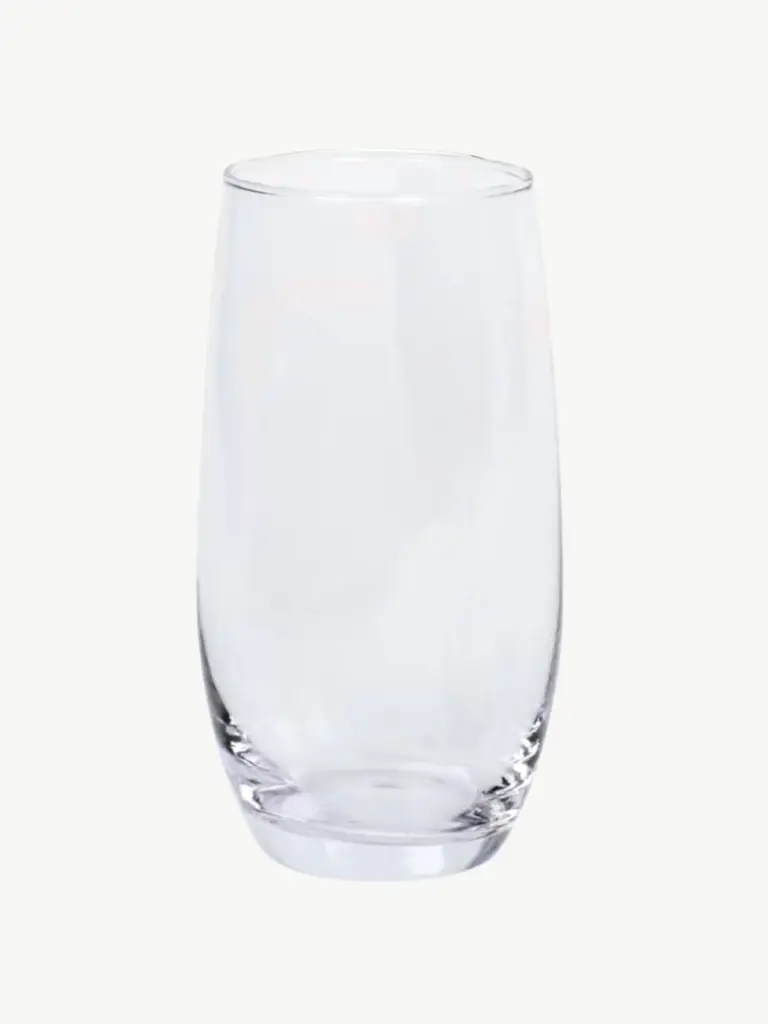 Wasserglas aus klarem Glas auf hellem Hintergrund