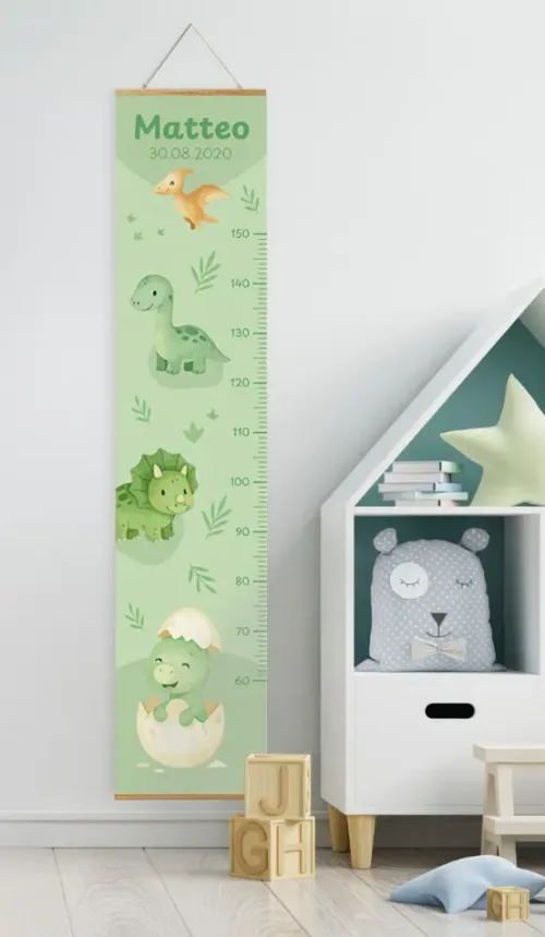 Kindermesslatte in grün mit Dinosaurier-Motiv hängt im Kinderzimmer