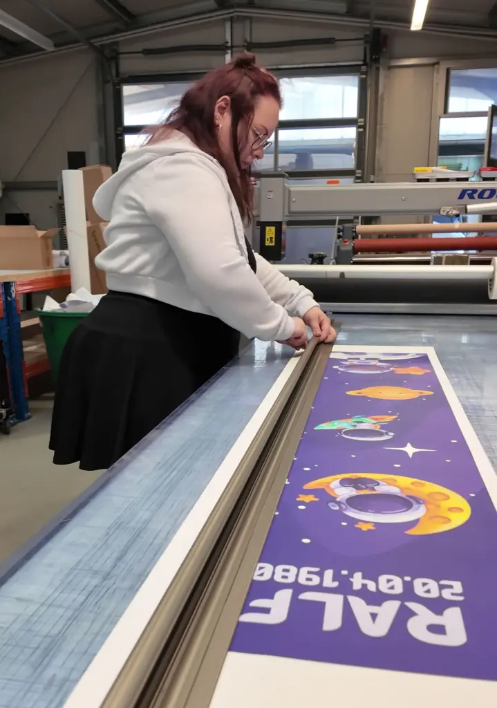 Personalisierte Banner aus Papenburg in der Produktion